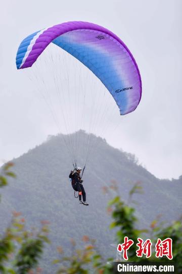 云南选手肖正权夺冠 新疆杨苗揽女子组冠军