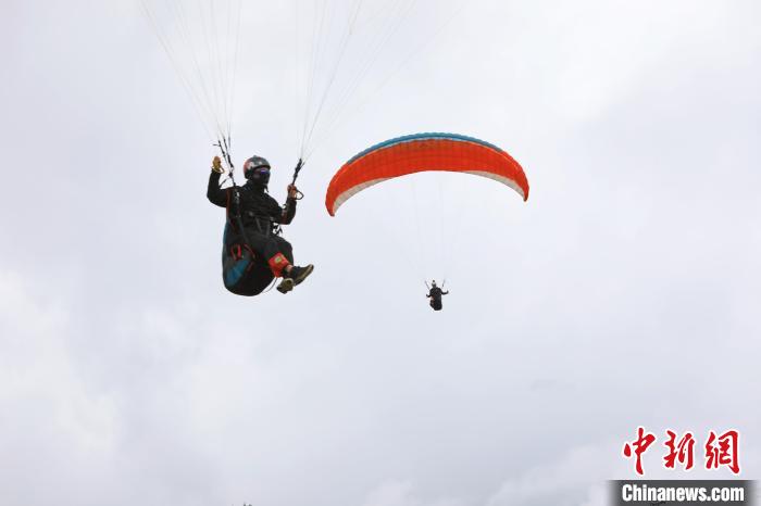 云南选手肖正权夺冠 新疆杨苗揽女子组冠军