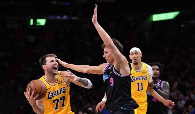 湖人客场逆转热火双星闪耀 八连胜奠定争冠基调