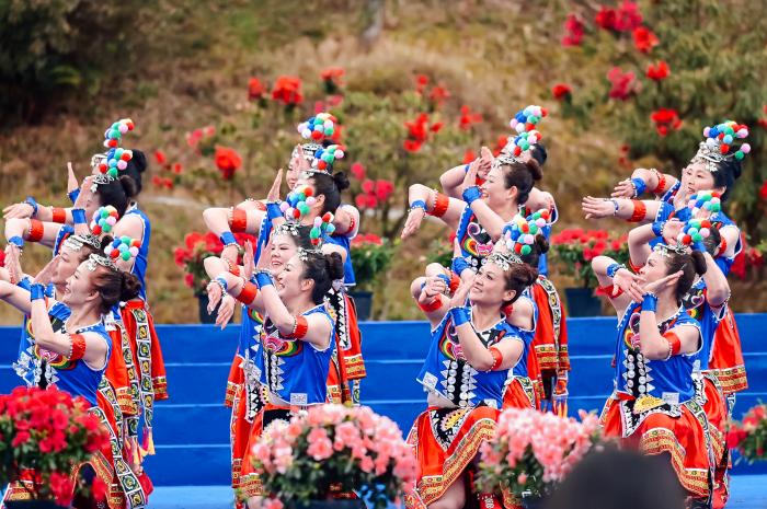 第五届全国广场舞总决赛在贵州毕节百里杜鹃管