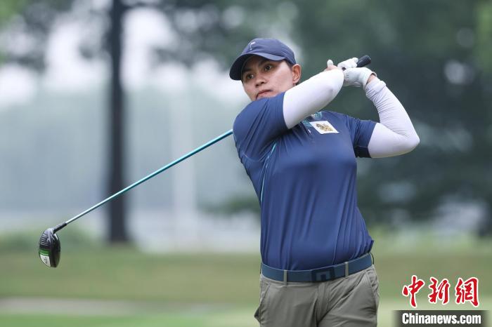 谭玲玲在上海中国女子高尔夫精英赛次轮与泰国