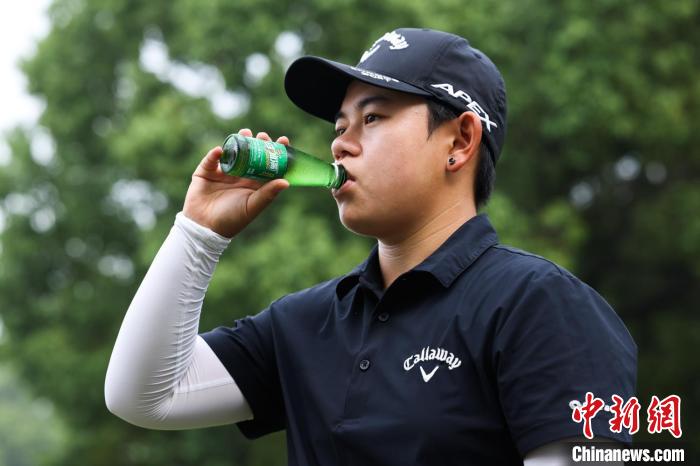 谭玲玲在上海中国女子高尔夫精英赛次轮与泰国