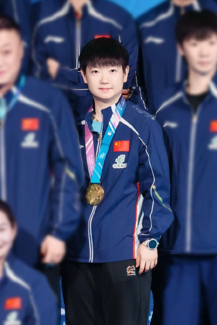 孙颖莎笑容随场景变换展现多面魅力